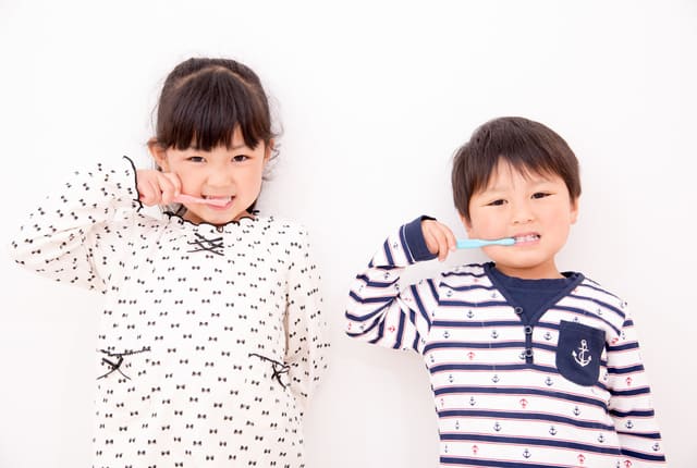 男の子と女の子が歯を磨いている様子