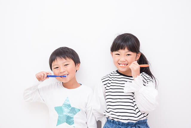 歯磨きする子供
