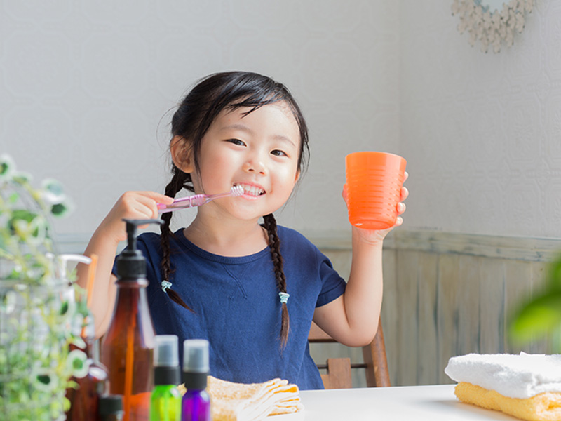 歯磨きをする子ども